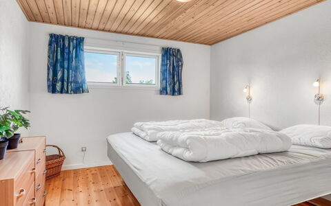 Rathi - from the Sea: Slaapkamer, Bed, Hout, Laken, Plafond, Interieur Ontwerp, Bedding, Bed Frame, Verdieping, Meubilair