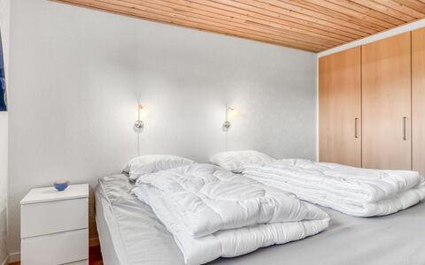 Rathi - from the Sea: Slaapkamer, Bed, Hout, Plafond, Interieur Ontwerp, Laken, Bedding, Verdieping, Verlichting, Meubilair