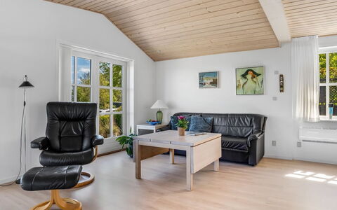 Welma - 200M from the Sea: Meubilair, Interieur Ontwerp, Flooring, Hout, Verdieping, Houten Vloer, Bankstel, Plafond, Woonkamer, Kamer
