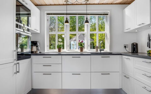Welma - 200M from the Sea: Keuken, Countertop, Cabinetry, Toestel Van De Keuken, Hout, Flooring, Interieur Ontwerp, Major Appliance, Huis, Lade