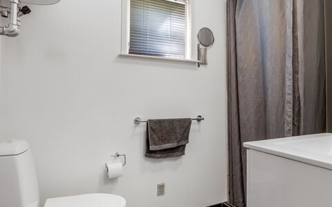 Welma - 200M from the Sea: Wc Bril, Badkamer, Loodgieterswerkinrichting, Toilet, Flooring, Verdieping, Interieur Ontwerp, Loodgieter, Wastafel, Kraan