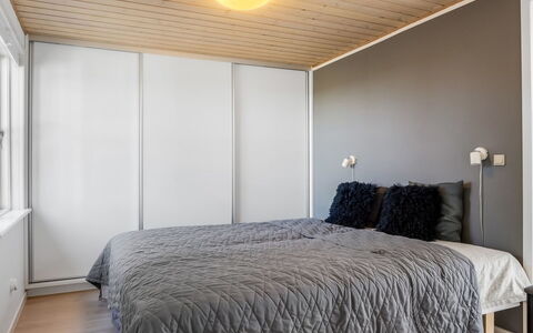 Welma - 200M from the Sea: Interieur Ontwerp, Slaapkamer, Hout, Flooring, Plafond, Bed, Meubilair, Verdieping, Verlichting, Bedding