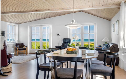 Welma - 200M from the Sea: Meubilair, Interieur Ontwerp, Flooring, Tafel, Hout, Verdieping, Stoel, Plafond, Keuken En Eettafel, Eetkamer