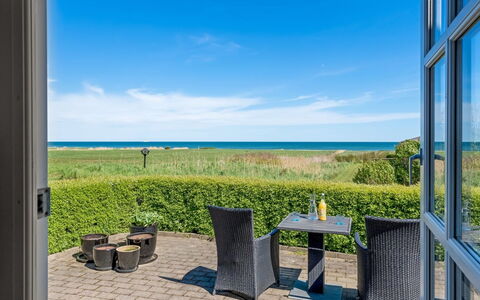 Welma - 200M from the Sea: Blauw, Zee, Oceaan, Buitenmeubels, Stoel, Schaduw, Cumulus, Buitentafel, Eco Hotel