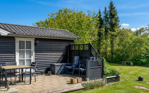 Welma - 200M from the Sea: Buitenmeubels, Meubilair, Verblijf, Huis, Stoel, Siding, Tuin, Garden Gebouwen, Buitentafel, Groundcover