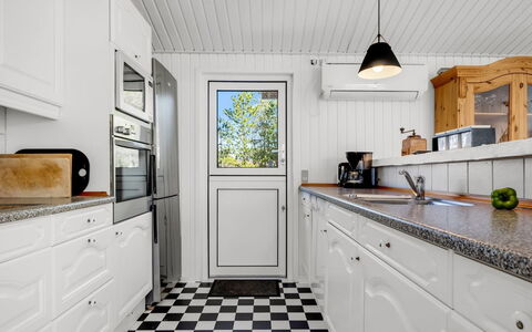 Balthasar - 400M from the Sea: Keuken, Flooring, Countertop, Major Appliance, Toestel Van De Keuken, Verdieping, Cabinetry, Interieur Ontwerp, Kraan, Wastafel