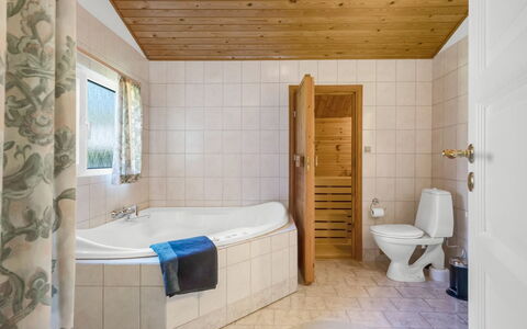 Balthasar - 400M from the Sea: Interieur Ontwerp, Flooring, Verdieping, Loodgieterswerkinrichting, Hout, Plafond, Badkamer, Bad, Kamer, Loodgieter