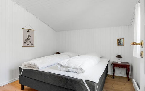 Balthasar - 400M from the Sea: Slaapkamer, Bed, Bedding, Laken, Verdieping, Flooring, Linens, Huis, Bed Frame, Plafond