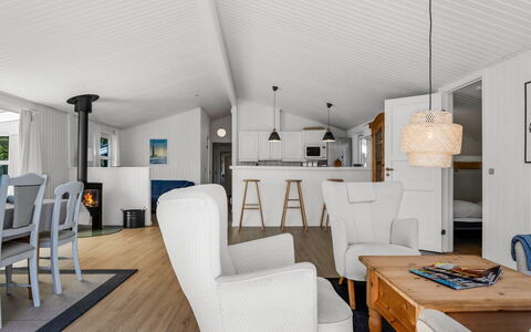 Balthasar - 400M from the Sea: Meubilair, Interieur Ontwerp, Hout, Flooring, Plafond, Verdieping, Huis, Stoel, Bankstel, Woonkamer