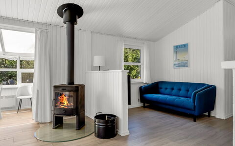 Balthasar - 400M from the Sea: Flooring, Interieur Ontwerp, Hout, Meubilair, Verdieping, Plafond, Houten Vloer, Verlichting, Woonkamer, Kamer