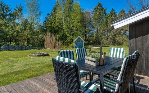 Balthasar - 400M from the Sea: Meubilair, Buitenmeubels, Stoel, Tafel, Buitentafel, Schaduw, Tuin, Hardwood, Backyard, Keuken En Eettafel