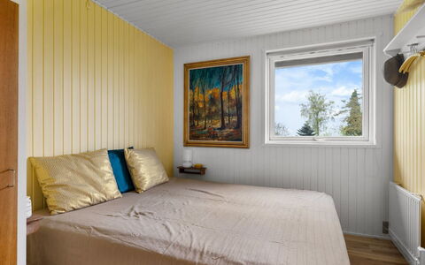 Andine - 250M from the Sea: Hout, Flooring, Interieur Ontwerp, Verdieping, Slaapkamer, Plafond, Kamer, Bed, Laken, Bedding