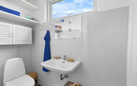 Andine - 250M from the Sea: Badkamer, Wc Bril, Loodgieterswerkinrichting, Wastafel, Toilet, Wastafel In De Badkamer, Interieur Ontwerp, Flooring, Kraan, Verdieping