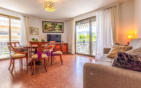Salou 623: Appartement, Balkon, Condominium, Stoel, Buitenmeubels, Veranda, Schaduw, Kamerplant, Bloempot, Leuning
