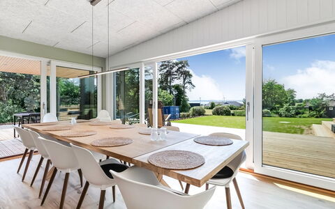 Arjuna - 750M from the Sea: Hout, Huis, Veranda, Dek, Hardwood, Dak, Beits, Houten Vloer, Eco Hotel