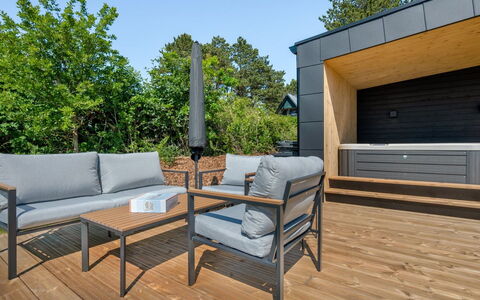 Arjuna - 750M from the Sea: Hout, Huis, Veranda, Dek, Hardwood, Dak, Beits, Houten Vloer, Eco Hotel