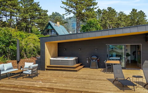 Arjuna - 750M from the Sea: Hout, Huis, Veranda, Dek, Hardwood, Dak, Beits, Houten Vloer, Eco Hotel