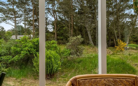 Kaare - 250M from the Sea: Meubilair, Buitenmeubels, Tableware, Tafel, Drinkware, Stoel, Buitentafel, Voedsel, Fles