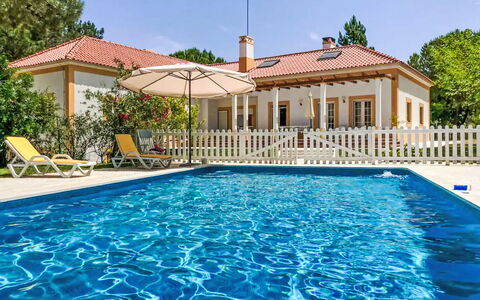 Ua 25- Pine Villa: Zwembad, Woongebied, Huis, Huis, Landgoed, Veranda, Toevlucht, Eco Hotel, Hacienda, Villa