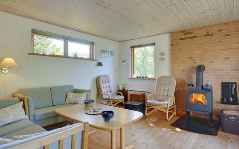 Steffenie - 250M from the Sea: Hout, Huis, Veranda, Dek, Hardwood, Dak, Beits, Houten Vloer, Eco Hotel
