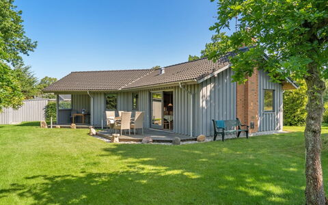 Steffenie - 250M from the Sea: Hout, Huis, Veranda, Dek, Hardwood, Dak, Beits, Houten Vloer, Eco Hotel