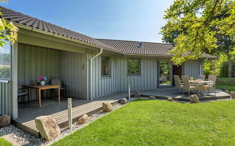 Steffenie - 250M from the Sea: Hout, Huis, Veranda, Dek, Hardwood, Dak, Beits, Houten Vloer, Eco Hotel