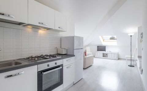 Meina 150: Flooring, Verdieping, Plafond, Interieur Ontwerp, Keuken, Meubilair, Major Appliance, Countertop, Kamer, Huis