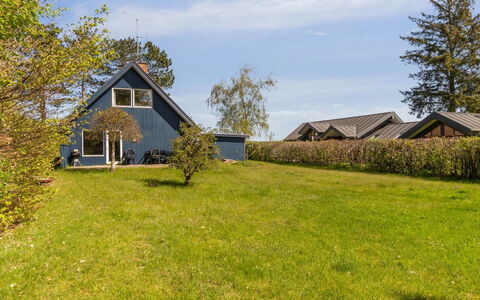 Naina - 200M from the Sea: Blauw, Struik, Verblijf, Groundcover, Tuin, Landgoed, Schaduw, Landscaping, Boerderij, Eco Hotel