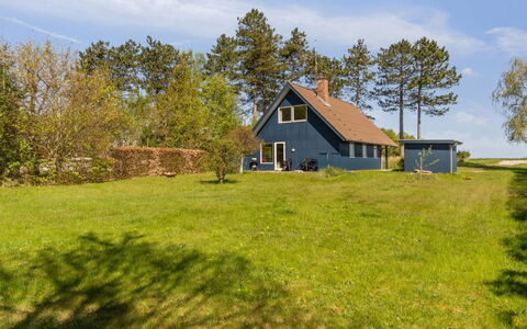 Naina - 200M from the Sea: Blauw, Struik, Verblijf, Groundcover, Tuin, Landgoed, Schaduw, Landscaping, Boerderij, Eco Hotel