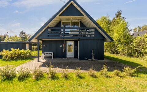 Naina - 200M from the Sea: Blauw, Struik, Verblijf, Groundcover, Tuin, Landgoed, Schaduw, Landscaping, Boerderij, Eco Hotel