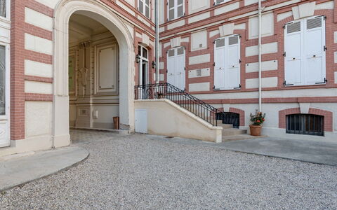 L'Hôtel de Paris: Deur, Gieten, Home Deur, Symmetrie, Daylighting, Balkon