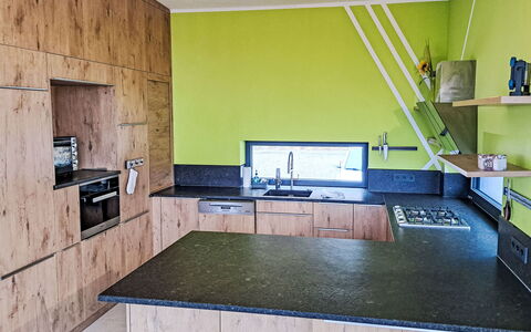 Villa Techelsberg: Flooring, Hout, Interieur Ontwerp, Verdieping, Countertop, Keuken, Meubilair, Plafond, Cabinetry, Kamer