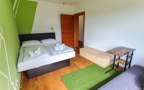 Villa Techelsberg: Hout, Flooring, Verdieping, Interieur Ontwerp, Meubilair, Slaapkamer, Bed, Bed Frame, Kamer, Plafond