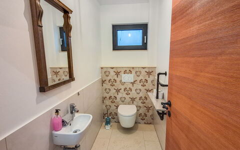 Villa Techelsberg: Badkamer, Loodgieterswerkinrichting, Flooring, Wc Bril, Verdieping, Wastafel In De Badkamer, Toilet, Kraan, Interieur Ontwerp, Loodgieter