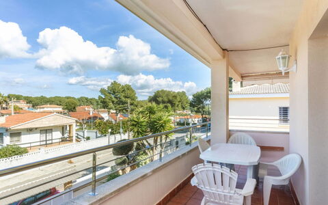 Refuge de la Mer: Meubilair, Stoel, Tafel, Buitenmeubels, Buitentafel, Veranda, Keuken En Eettafel, Balkon, Dek, Schaduw