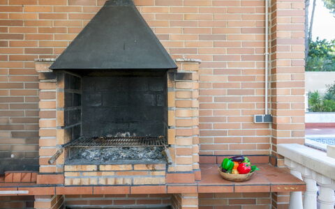 Refuge de la Mer: Meubilair, Stoel, Tafel, Buitenmeubels, Buitentafel, Veranda, Keuken En Eettafel, Balkon, Dek, Schaduw