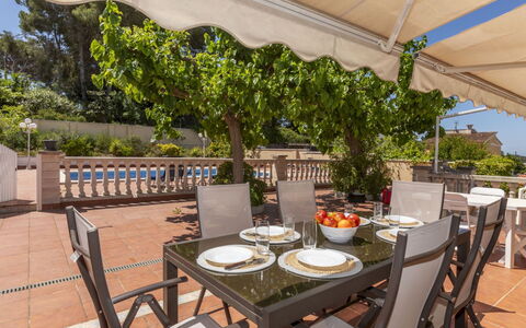 Refuge de la Mer: Meubilair, Tafel, Buitenmeubels, Keuken En Eettafel, Stoel, Buitentafel, Schaduw, Patio, Bloempot, Toevlucht