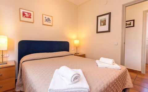 Estiu: Slaapkamer, Bed, Kamer, Meubilair, Laken, Eigendom, Bedding, Bed Frame, Matras, Interieur Ontwerp