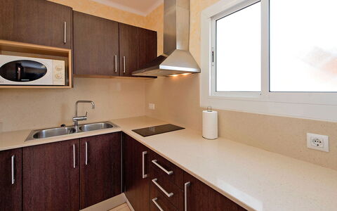Estiu: Countertop, Kamer, Eigendom, Meubilair, Cabinetry, Keuken, Interieur Ontwerp, Wastafel, Gebouw, Verdieping