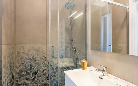 Sanremo 717: Badkamer, Flooring, Loodgieterswerkinrichting, Interieur Ontwerp, Verdieping, Tegel, Loodgieter, Kraan, Badkamerkast, Kamer
