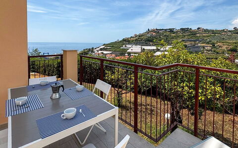 Sanremo 717: Meubilair, Keuken En Eettafel, Stoel, Verdieping, Zee, Balkon, Oceaan, Toevlucht, Eco Hotel, Eetkamer