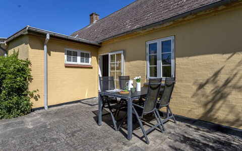 Ilze - 20M from the Sea: Dak, Huis, Huis, Verblijf, Deur, Siding, Dek, Veranda, Plank, Hardwood