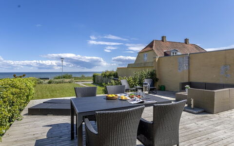 Ilze - 20M from the Sea: Dak, Huis, Huis, Verblijf, Deur, Siding, Dek, Veranda, Plank, Hardwood