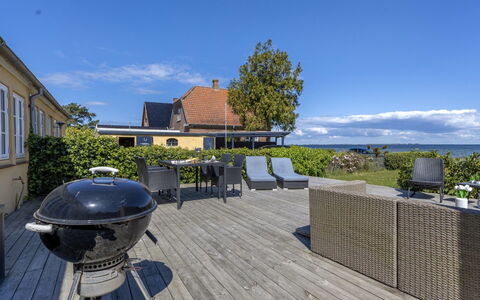 Ilze - 20M from the Sea: Dak, Huis, Huis, Verblijf, Deur, Siding, Dek, Veranda, Plank, Hardwood