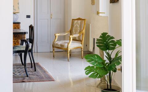 Operapartment: Meubilair, Interieur Ontwerp, Geel, Flooring, Verdieping, Stoel, Kamer, Woonkamer, Houten Vloer, Gieten