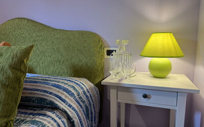 Beta 3: Meubilair, Interieur Ontwerp, Slaapkamer, Bed, Geel, Bedding, Linens, Lampekap, Laken, Textiel
