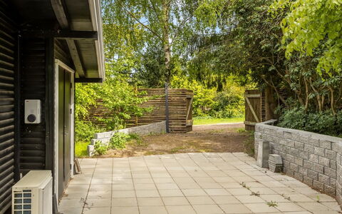 Afke - 660M from the Sea: Tuin, Groundcover, Schaduw, Backyard, Beton, Gang, Flagstone, Landscaping, Werf, Garden Gebouwen