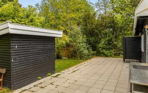 Afke - 660M from the Sea: Huis, Schaduw, Tuin, Siding, Verblijf, Garden Gebouwen, Werf, Backyard, Oprit, Landscaping