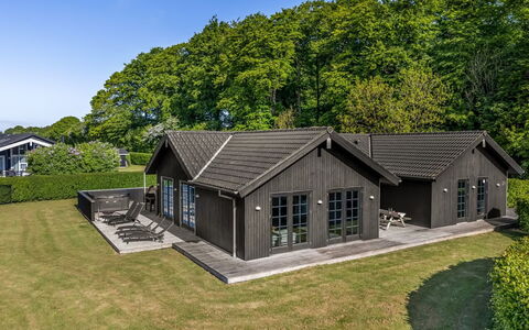 Annina - 250M from the Sea: Dak, Huis, Huis, Verblijf, Deur, Siding, Dek, Veranda, Plank, Hardwood