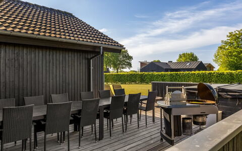 Annina - 250M from the Sea: Dak, Huis, Huis, Verblijf, Deur, Siding, Dek, Veranda, Plank, Hardwood